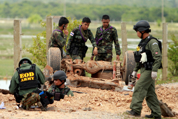 泰國北大年府（Pattani）發生軍車衝撞炸彈意外，造成6名士兵死亡4人受傷。（圖／路透社）