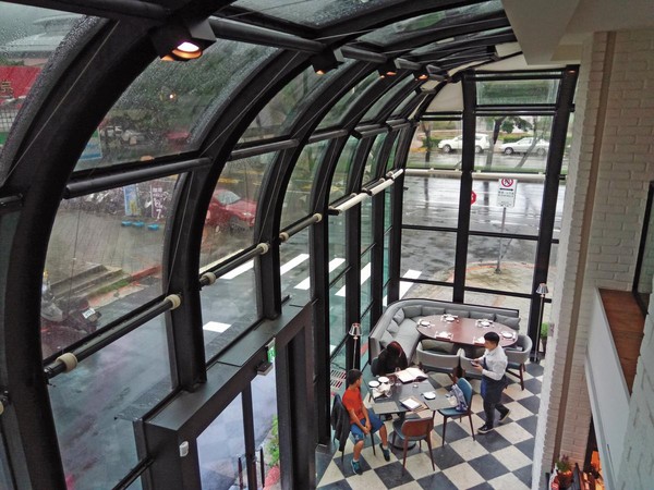 iL Mercato餐廳占用法定空地，玻璃帷幕部分依法必須全部拆除。