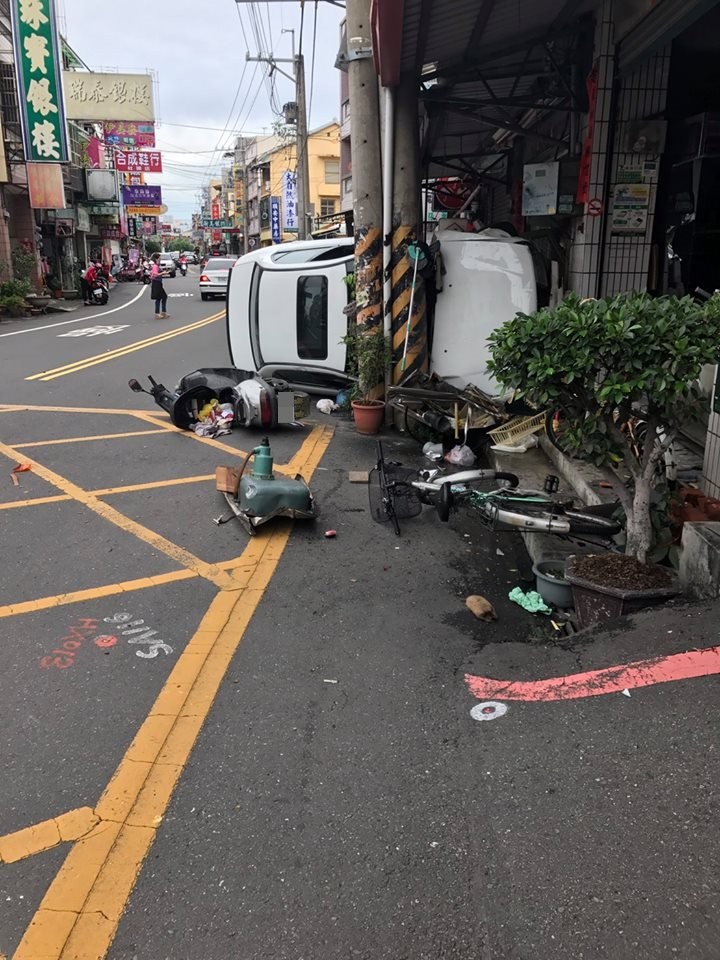 彰化縣一名沈姓駕駛要撿起打翻的20元手搖杯紅茶，結果逆向撞翻8輛車，所幸無人傷亡，但恐怕得賠償約20萬元的修車費。（圖／翻攝「爆料公社」臉書社團）