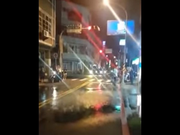 ▲▼台南竟下怪雨，氣象中心人員也傻眼。（圖／翻攝自爆料公社）