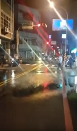 ▲▼台南竟下怪雨，氣象中心人員也傻眼。（圖／翻攝自爆料公社）