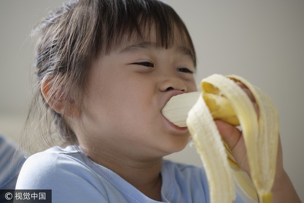▲女童,吃香蕉,香蕉。（圖／視覺中國）