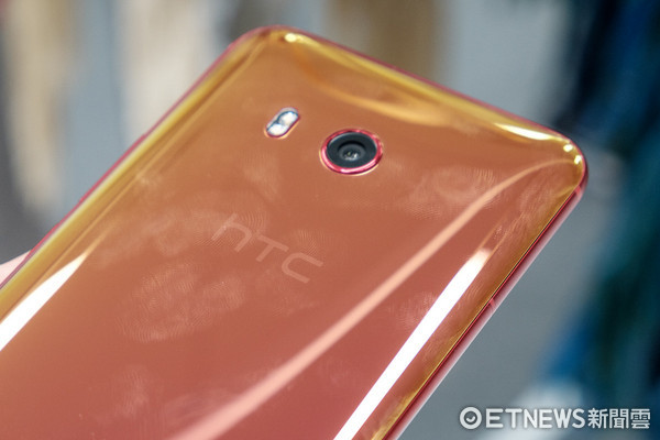 HTC U11炫藍銀與豔陽紅外型解析。（圖／記者莊友直攝）