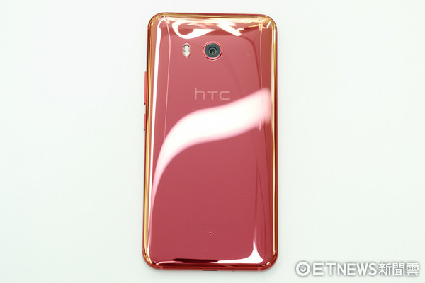 HTC U11炫藍銀與豔陽紅外型解析。（圖／記者莊友直攝）