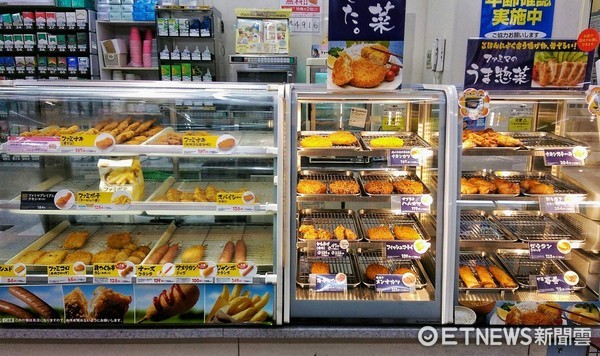 日本全家超商炸雞、炸物、串炸。（圖／記者陳俊宏攝）