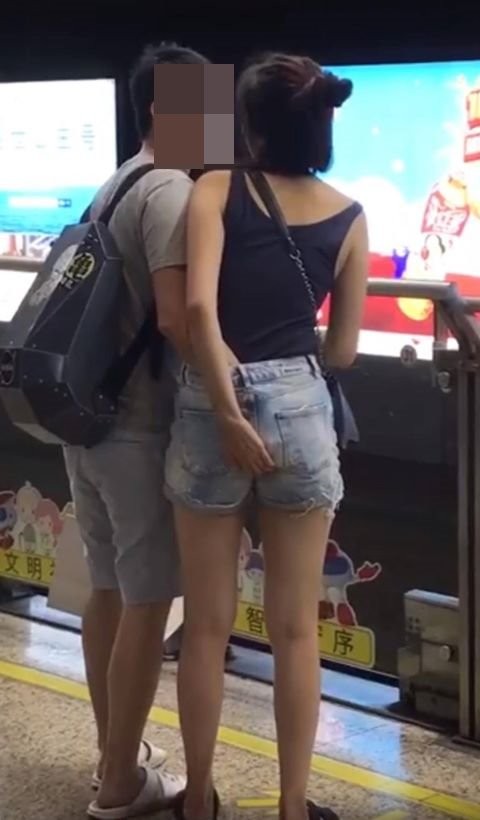 一對情侶當眾摳屁，地點應位於上海地鐵。（圖／翻攝「爆廢公社」臉書社團）