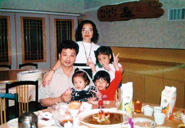 1994年前後，莊月嬌（中）、第二任前夫（左）以及3個女兒的全家福。（莊月嬌提供）
