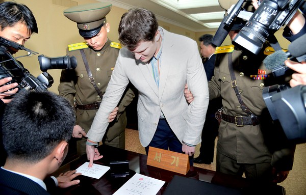 美國已逝男大生Otto Warmbier在北韓受審時的情況。（圖／CFP）