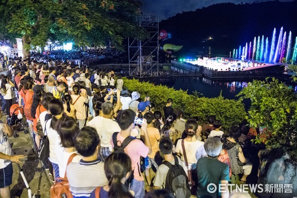 花蓮鯉魚潭紅面鴨家族7月份亮相，白天有韻律噴泉秀、晚上有精采的聲光水舞秀及水幕劇場「奇萊傳說Ⅱ」。（圖／花蓮縣政府提供）