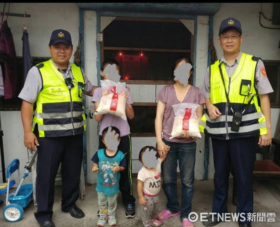 台東池上分駐所員警轉贈2包愛心米，給帶著幼童來警所詢問救濟的單親媽媽。（圖／台東縣警察局提供）