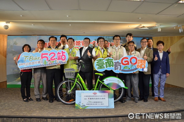 ▲台積電捐贈T-Bike，台南市政府交通局局長林炎成宣布52站租賃站全部啟用。（圖／交通局提供）