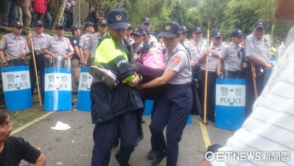 ▲南投地院在300名優勢警力的協助下強制拆除莊家。（圖／現場民眾張良慈授權提供，請勿任意翻攝，下同。）