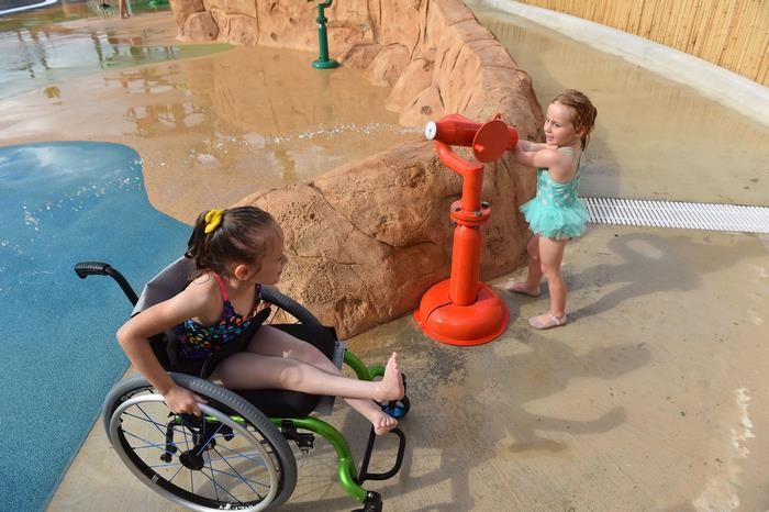 坐輪椅在水中狂飆！史上第一座「身障友善」水上樂園落成（圖／翻攝自網路）