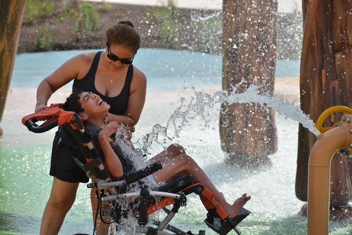 坐輪椅在水中狂飆！史上第一座「身障友善」水上樂園落成（圖／翻攝自網路）