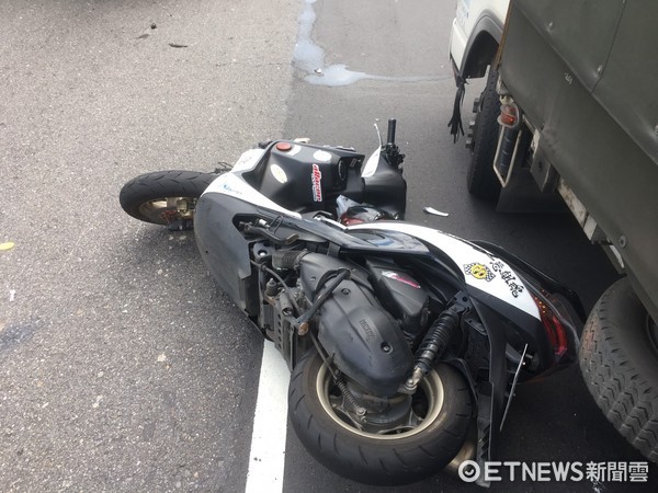 ▲男子與小貨車發生碰撞倒地後，遭後方大貨車輾斃過頭、胸部，送醫仍回天乏術。（圖／記者林煒傑翻攝）