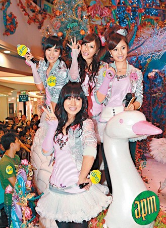 張甯兒（後排右起） 曾用之前的藝名小婕，與MeiMei、Apple及小薰等人組成女子團體黑Girl。（東方IC）