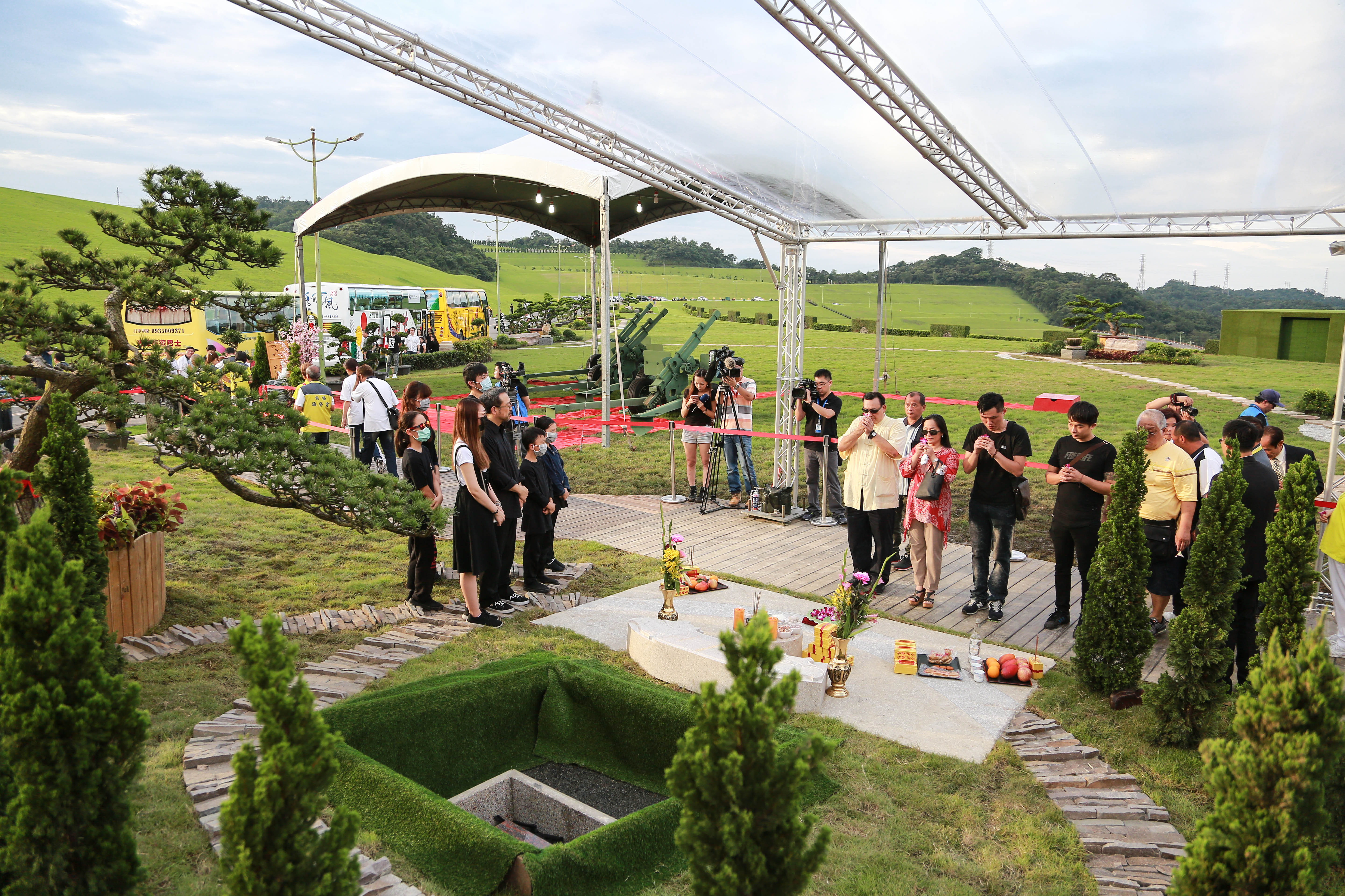 ▲豬哥亮入殮擁恆生命園區。（圖／記者林世文攝）