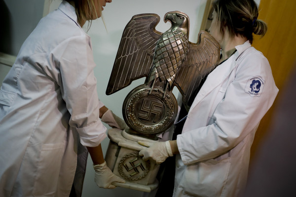 ▲阿根廷警方發現大批從未曝光的納粹德國物品：包括一個有納粹黨標誌「卐」的鷹雕。(圖／達志影像／美聯社）