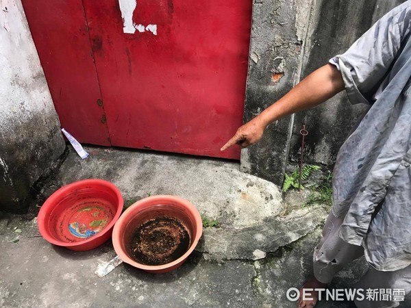 ▲▼屏東丁奶奶住家屋頂因連日暴雨倒榻，急需修復；陳爺爺為了修建住家，3餐吃餿水。（圖／網友陳韋強授權提供）