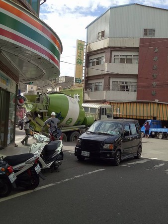 ▲水泥車「輪陷」栽馬路！同地吃車抓交替…差1天就滿周年（圖／翻攝自爆料公社）