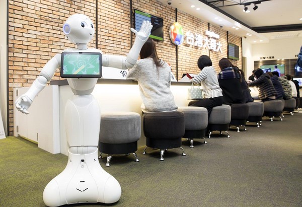 鴻海替軟銀代工的機器人Pepper，也進入台灣大門市成為行銷噱頭。