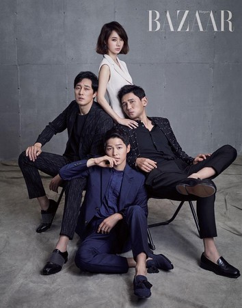 《軍艦島》4位主演蘇志燮（左起）、宋仲基、李貞賢、黃晸玟，登上韓國BAZAAR雜誌7月號封面。