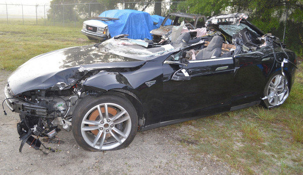 ▲太依賴自駕！特斯拉Model S慘遇死亡車禍　車頂被削掉（圖／翻攝自CarScoops）