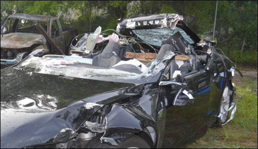 ▲太依賴自駕！特斯拉Model S慘遇死亡車禍　車頂被削掉（圖／翻攝自CarScoops）