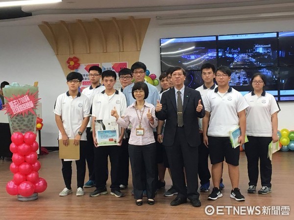 ▲減重得獎者與內湖國泰診所院長合影。(圖/記者嚴云岑攝)