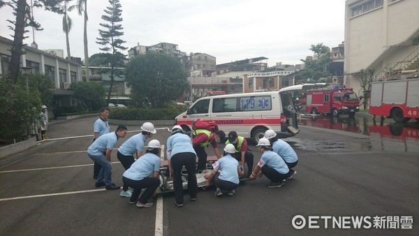 ▲新北市消防局在台北菸廠進行消防搶救演練。（圖／記者林煒傑翻攝）
