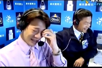 中華隊遭南韓隊逆轉，負責轉播的緯來體育台主播徐展元難掩激動，甚至流下男兒淚。(圖／翻拍自YouTube)