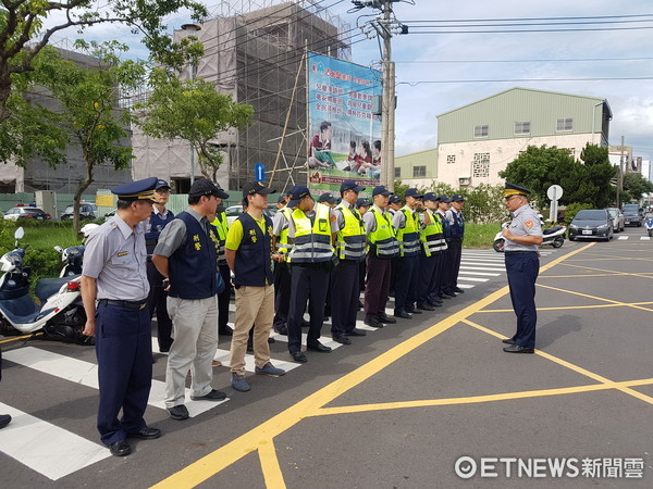 ▲台南市警佳里分局，辦理「啟動快速打擊犯罪部隊狀況演練」，出動警力26名火速馳抵現場集結，遏阻暴力事件發生，過程迅速逼真。（圖／警方提供）