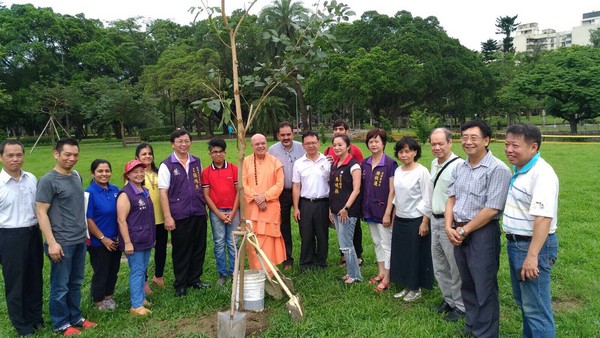 慶祝國際瑜伽日　印度瑜珈大師在台植樹（圖／應曉薇提供）