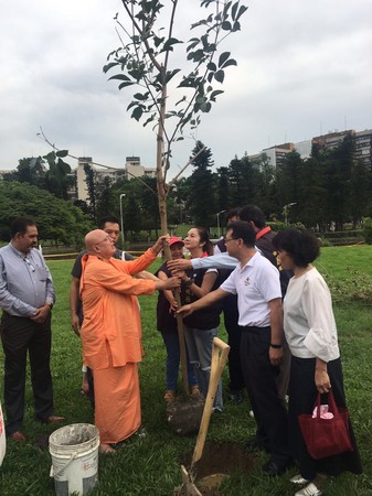 慶祝國際瑜伽日　印度瑜珈大師在台植樹（圖／應曉薇提供）