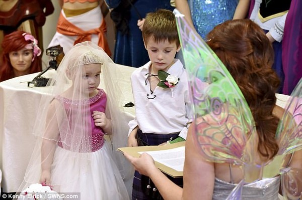 ▲▼5歲的癌末小女孩帕特森披上嫁衣，在眾多親友見證下與「男朋友」葛里爾「完婚」。
