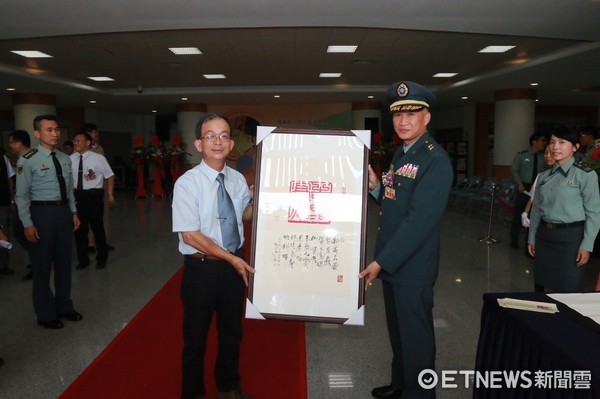 花防部於花蓮慈濟大學大愛樓一樓，辦理國軍第五十屆文藝金像獎巡迴美展。（圖／花防部提供）