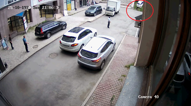 ▲俄羅斯女駕駛不知該如何停車。（圖／翻攝自YouTube）