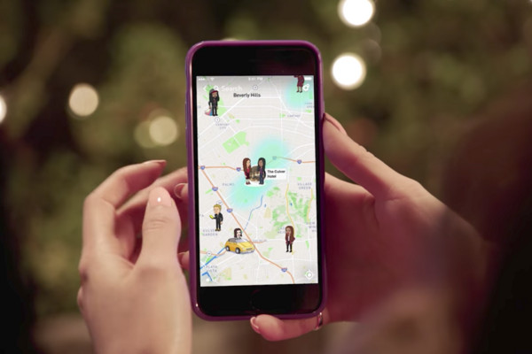 Sanpchat推可分享位置的Snap Map功能。（圖／翻攝自 Youtube）