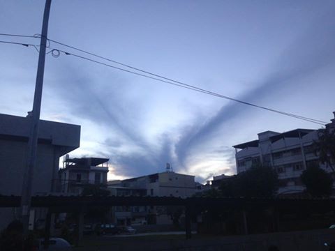 ▲高雄夕陽驚現「絕美鳳凰雲」　振翅奇景…台南也能看到。（圖／翻攝自爆料公社）
