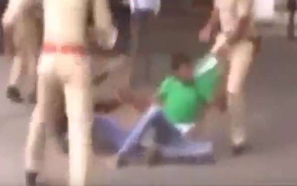 印度少女住院疑遭男護理師下藥性侵，鄉民激憤示威打警察。（圖／翻攝自YouTube／TU SAYROW）