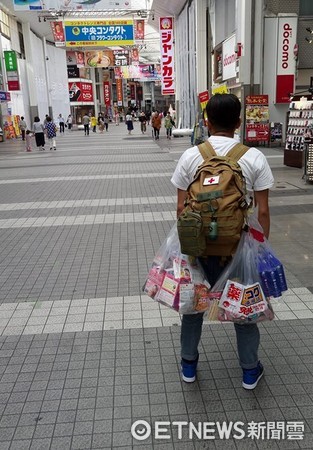 ▲在日本旅遊時女人忙著買東西，而男人在旁辛苦的背影。（圖／徐姓網友授權提供，請勿隨意取用，以免侵權。）