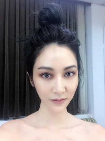 ▲曾莞婷改變化妝風格，有像外國人的感覺。（圖／翻攝自曾莞婷臉書）