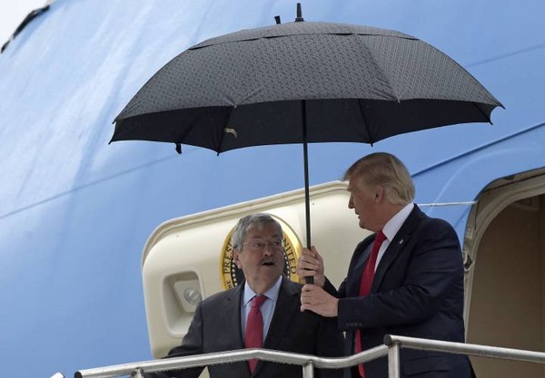 ▲▼ 新任駐中國大使布蘭斯塔德與川普共撐一把傘。（圖／美聯社）