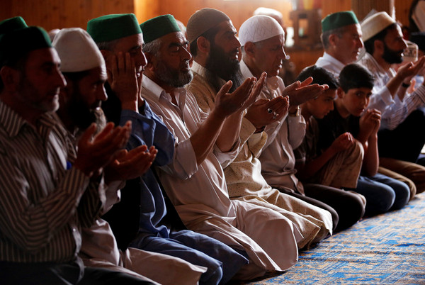 ▲▼印度穆斯林在清真寺祈禱。（圖／路透社）