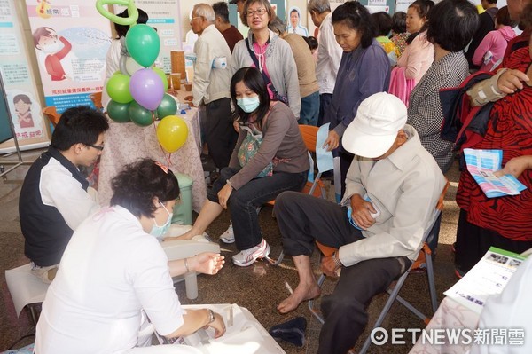 ▲台南市立安南醫院，22日為骨質疏鬆篩檢活動，並進行骨質密度篩檢、骨質疏鬆症諮詢，以及戒菸諮詢衛教。（圖／安南醫院提供）