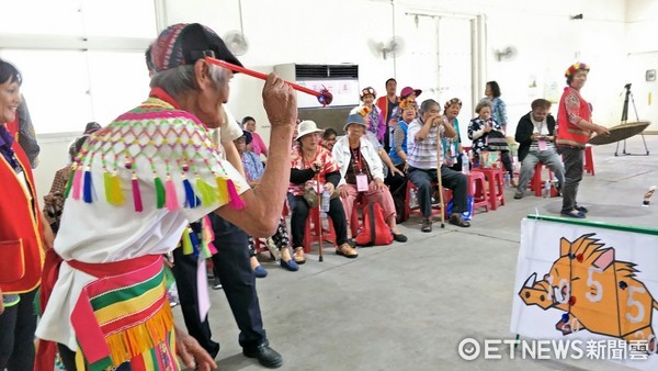 華山基金會在台東糖廠舉辦「愛老人動起來-老人運動會」，大會中頒發人類大學證書予１０２歲的彭胡二妹阿嬤。（圖／華山基金會提供）