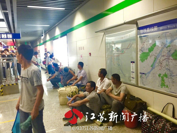 中國民工地鐵讓上班族先行搭車。（圖／翻攝大陸網站）