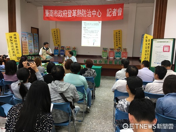台南市政府特邀請國家蚊媒中心蘇益仁總召共同召開記者會，呼籲民眾提升登革熱防治意識，雨後立即「巡、倒、清、刷」積水容器，專家強調孳清活動的重要性。（記者杜龍一攝）