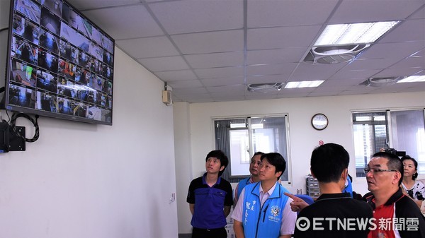 魏嘉賢偕同市場管理所長林如佐至重慶市場現勘監視器運作狀況。（圖／花蓮市公所提供）