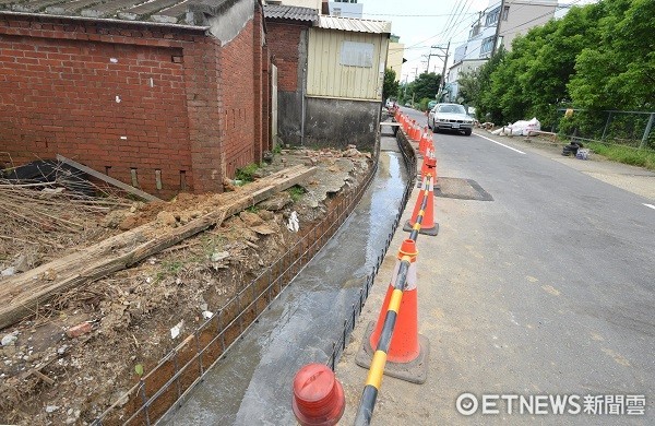 ▲調整渠道坡度、增設污水截流管，讓污水與雨水分流。（圖／桃園市政府提供）